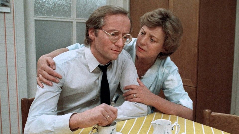 Twitter-Reaktionen: Ein Bild von 1985, aus frühen "Lindenstraßen"-Tagen: Helga Beimer (Marie-Luise Marjan) mit ihrem ersten Mann Hans (Joachim Hermann Luger). Ein Bild von 1985, aus frühen "Lindenstraßen"-Tagen: Helga Beimer (Marie-Luise Marjan) mit ihrem ersten Mann Hans (Joachim Hermann Luger).