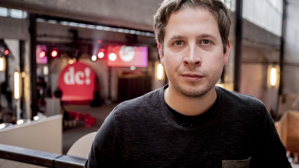 Der Bundesvorsitzende der Arbeitsgemeinschaft der Jungsozialistinnen und Jungsozialisten in der SPD (kurz Jusos), Kevin Kühnert, ist für seine kritischen Äußerungen bekannt.