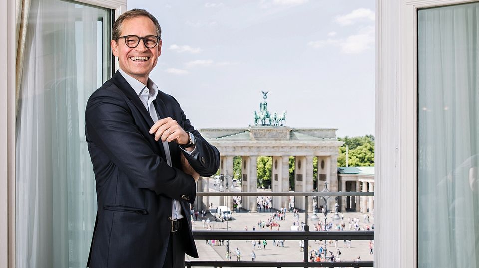 Soziale Gerechtigkeit: Mit knapp 15 Millionen steht das Brandenburger Tor in der Bilanz. "Ich freue mich, dass es uns in Berlin gehört", sagt der Regierende Bürgermeister Michael Müller. Insgesamt sind 61 Prozent der Fläche Berlins im Besitz der Stadt, inklusive Straßen, Parks und Gewässern. Mit knapp 15 Millionen steht das Brandenburger Tor in der Bilanz. "Ich freue mich, dass es uns in Berlin gehört", sagt der Regierende Bürgermeister Michael Müller. Insgesamt sind 61 Prozent der Fläche Berlins im Besitz der Stadt, inklusive Straßen, Parks und Gewässern.