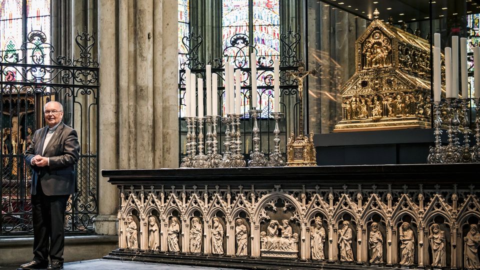 Soziale Gerechtigkeit: Der Dreikönigenschrein im Kölner Dom ist Deutschlands wertvollster Schatz – und doch wird ihn Domprobst Gerd Bachner nur als "abgeschrieben und unverkäuflich" in die Bilanz des Domkapitels stellen können. Der Dreikönigenschrein im Kölner Dom ist Deutschlands wertvollster Schatz – und doch wird ihn Domprobst Gerd Bachner nur als "abgeschrieben und unverkäuflich" in die Bilanz des Domkapitels stellen können.