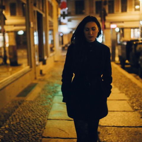 Eine Frau alleine auf der Straße