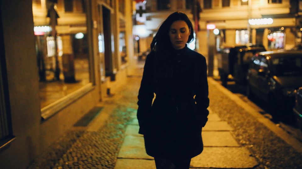 Eine Frau alleine auf der Straße
