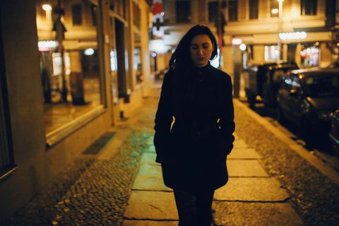 Eine Frau alleine auf der Straße