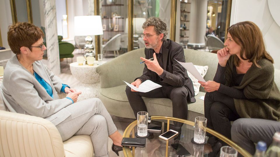 Annegret Kramp-Karrenbauer (l.) im Gespräch mit den stern-Redakteuren Tilman Gerwien und Franziska Reich