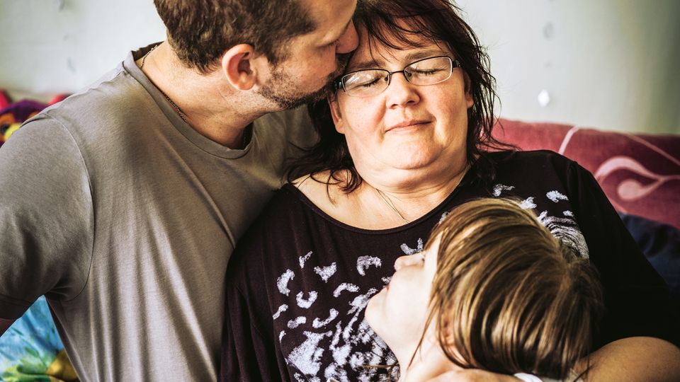 Getrübtes Glück: Die Familie zu Hause auf dem Sofa. Silkes Ärzte sagen, es sei ein Wunder, dass sie noch lebt. Die Familie zu Hause auf dem Sofa. Silkes Ärzte sagen, es sei ein Wunder, dass sie noch lebt.