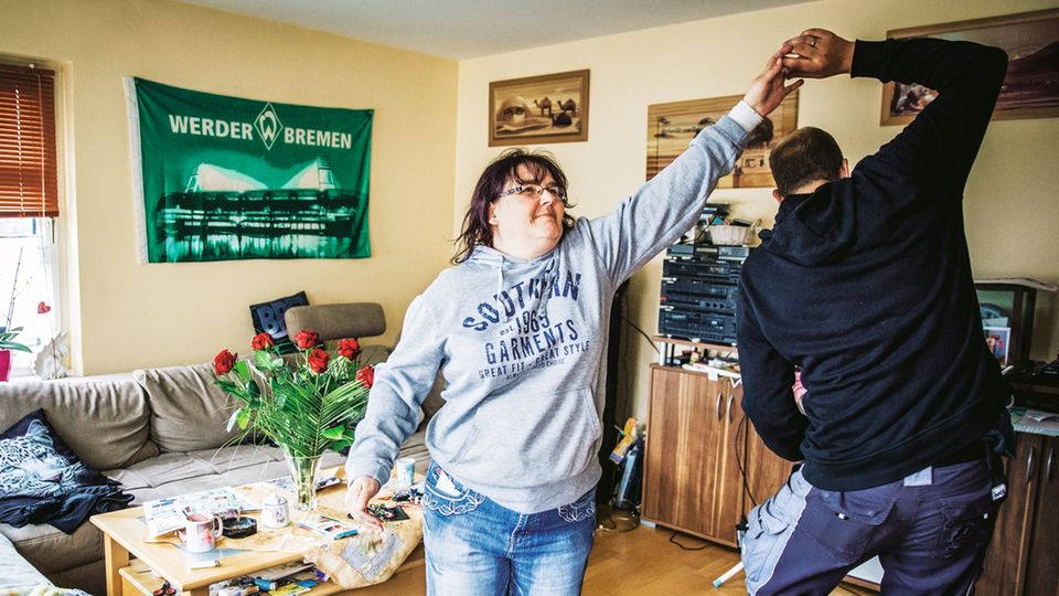 Getrübtes Glück: Silke tanzt, und Silke lacht. Kalle bewundert sie dafür, dass sie ihr Leben aushält. Silke tanzt, und Silke lacht. Kalle bewundert sie dafür, dass sie ihr Leben aushält.