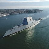 Neue Blamage der Zumwalt-Klasse  Die Zerstörer der Zumwalt-Klasse sollten die mächtigsten Schiffe ihre Art werden. Doch noch bevor sie fertiggestellt wurden, war ihr gesamtes Konzept bereits überholt. Das Pentagon hat aus Kostengründen sogar die Hauptbewaffnung gestrichen. Schlagzeilen machen die Schiffe nur noch mit Fehlfunktionen. Nach der "USS Zumwalt" macht nun auch das Schwesterschiff "USS Michael Monsoor" die Meere unsicher – doch als es erprobt werden sollte, versagte die Maschine und das Schiff, das vier Milliarden Dollar gekostet hat, musste wieder in die Werft. So wie schon beim ersten Schiff der Baureihe.