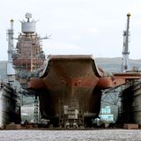 Kran setzt  Putins Flugzeugträger Schachmatt  Bei Murmansk sank das Schwimmdock, in dem Moskaus einziger Flugzeugträger, die "Admiral Kuznetsow", repariert wurde. Dabei stürzte ein 70 Tonnen schwerer Kran auf den Träger und riss ein Loch in den Rumpf. Das PD-50 Schwimmdock in der Kolabucht bei Murmansk gehört weltweit zu den größten Anlagen dieser Art. Ein Stromausfall auf der PD-50 soll das Unglück ausgelöst haben. Dadurch sollen sich die Ballasttanks des Docks gefüllt haben. Beim Absinken des Docks war die "Kuznetsow" gerade dabei, das Schwimmdock zu verlassen, und konnte sich von der sinkenden Anlage sogar lösen. Doch durch das ungleichmäßige Absinken von PD-50 löste sich ein 70 Tonnen schwerer Kran und fiel auf den Träger. Er hat ein etwa vier Meter breites Loch in den Rumpf und das Flugdeck des Schiffes gerissen.  Obwohl der Schaden nicht allzu mächtig aussieht, sieht es so aus, als hätte der Unfall das Schicksal der "Admiral Kuznetsow" besiegelt. Die Aufarbeitung des alten Trägers war in Russland schon vorher umstritten. Ohne die Kapazität von PD50 wird die Renovierung nun wohl gestoppt und der Träger dann außer Dienst gestellt.