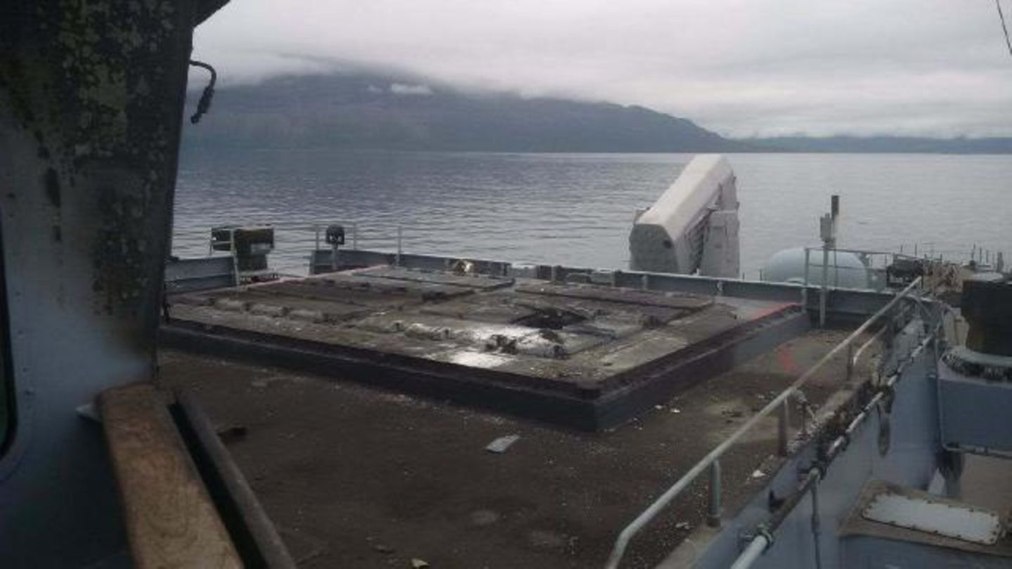 Deutsche Fregatte "Sachsen" von eigener Rakete abgefackelt  Im Juni machte die Fregatte Sachsen weltweit Schlagzeilen. Bei einer Übung hatte das Schiff sich selbst in Brand gesteckt. Vor Norwegen ging der Start einer SM-2 Abwehrrakete gründlich schief. Diese Raketen werden aus einem Launcher heraus gestartet. Das ist eine Batterie von kleinem quadratischen Silos, die in Gruppen vertikal unter Deck installiert sind.  Dieses Mal startete die Rakete, verließ jedoch nicht die Box. Eine Explosion und ein Feuerregen folgten auf den Fehlstart. Auf Twitter und Youtube wurde ein Video des Vorfalls gepostet - deftige Flüche inklusive. Das Feuer konnte sofort gelöscht werden. Die Panzerung des Launchers hielt der Belastung glücklicherweise stand, sodass nicht weitere Raketen in den benachbarten Startboxen explodierten.