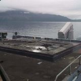 Deutsche Fregatte "Sachsen" von eigener Rakete abgefackelt  Im Juni machte die Fregatte Sachsen weltweit Schlagzeilen. Bei einer Übung hatte das Schiff sich selbst in Brand gesteckt. Vor Norwegen ging der Start einer SM-2 Abwehrrakete gründlich schief. Diese Raketen werden aus einem Launcher heraus gestartet. Das ist eine Batterie von kleinem quadratischen Silos, die in Gruppen vertikal unter Deck installiert sind.  Dieses Mal startete die Rakete, verließ jedoch nicht die Box. Eine Explosion und ein Feuerregen folgten auf den Fehlstart. Auf Twitter und Youtube wurde ein Video des Vorfalls gepostet - deftige Flüche inklusive. Das Feuer konnte sofort gelöscht werden. Die Panzerung des Launchers hielt der Belastung glücklicherweise stand, sodass nicht weitere Raketen in den benachbarten Startboxen explodierten.