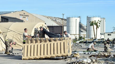 Sturm zerschlägt 17 Stealth-Jets  Den größten Verlust an Kampflugzeugen seit dem Zweiten Weltkrieg an einem Tag musste die US Airforce am 10. Oktober einstecken. Auf einen Schlag fielen 17 der gefährlichsten Luftüberlegenheitsjäger der USA aus. Insgesamt wurden nur 195 Stück der Stealth-Jets gebaut.  Die Flugzeuge befanden sich zur Wartung auf der Tyndall Air Force Base in Florida als Hurricane Michael über das Land zog. Der deckte die Hallen der Base ab, die Jets wurden von den herabfallenden Trümmern beschädigt. Auch wenn die Maschinen wieder repariert werden können, wurde die Luftwaffe in den USA schwer kritisiert. Experten sagten, dass zumindest ein Teil der extrem teuren Jets rechtzeitig hätte ausgeflogen werden können. Außerdem wäre Zeit gewesen, die nicht flugfähigen Maschinen von den leichtgebauten Wartungshallen in besser gesicherte Hangars der Basis zu transportieren.
