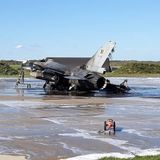 Mechaniker schießt F-16 in Stücke  Im Oktober sollte ein belgisches Kampfflugzeug vom Typ F-16 auf dem Stützpunkt Florennes gewartet werden. Dabei muss der Mechaniker versehentlich an den Abzug gekommen sein. Die automatische Bordkanone eröffnete jedenfalls das Feuer. Die 20-Millimeter-Geschosse schlugen in einer weiterer F-16  ein, die aufgetankt auf dem Rollfeld stand. Die Maschine ging sofort in Flammen auf und brannte aus. Nur Teile der Hülle überstanden das Feuer.  Glück im Unglück: Es befand sich kein Pilot in der Maschine. Auch traf die Garbe keinen Menschen. Zwei Mechaniker erlitten einen Hörsturz.