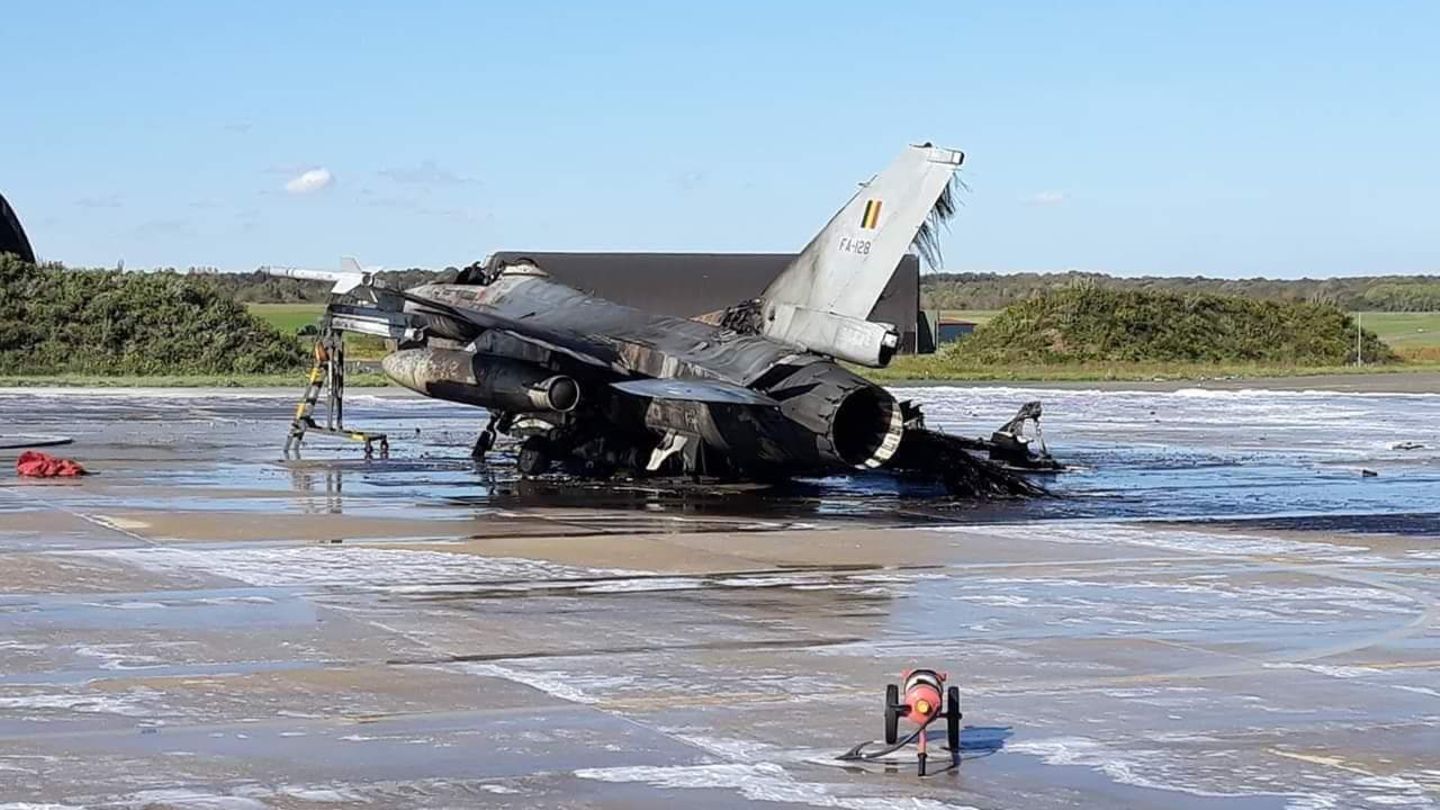 Rüstung-Technik : Mechaniker schießt F-16 in Stücke Im Oktober sollte ein belgisches Kampfflugzeug vom Typ F-16 auf dem Stützpunkt Florennes gewartet werden. Dabei muss der Mechaniker versehentlich an den Abzug gekommen sein. Die automatische Bordkanone eröffnete jedenfalls das Feuer. Die 20-Millimeter-Geschosse schlugen in einer weiterer F-16 ein, die aufgetankt auf dem Rollfeld stand. Die Maschine ging sofort in Flammen auf und brannte aus. Nur Teile der Hülle überstanden das Feuer. Glück im Unglück: Es befand sich kein Pilot in der Maschine. Auch traf die Garbe keinen Menschen. Zwei Mechaniker erlitten einen Hörsturz. Mechaniker schießt F-16 in Stücke Im Oktober sollte ein belgisches Kampfflugzeug vom Typ F-16 auf dem Stützpunkt Florennes gewartet werden. Dabei muss der Mechaniker versehentlich an den Abzug gekommen sein. Die automatische Bordkanone eröffnete jedenfalls das Feuer. Die 20-Millimeter-Geschosse schlugen in einer weiterer F-16 ein, die aufgetankt auf dem Rollfeld stand. Die Maschine ging sofort in Flammen auf und brannte aus. Nur Teile der Hülle überstanden das Feuer. Glück im Unglück: Es befand sich kein Pilot in der Maschine. Auch traf die Garbe keinen Menschen. Zwei Mechaniker erlitten einen Hörsturz.