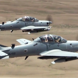 Propeller Kampflugzeug abgestürzt   Die Stealth-Jets der USA dominieren den Luftraum – die US Airforce ist in dieser Disziplin derzeit vollkommen ohne Konkurrenten. Der Nachteil: Die Maschinen sind so teuer, dass sich das Pentagon ihren Einsatz nicht leisten kann. Abhilfe sollen Billig-Kampfflugzeuge schaffen. Sie sehen aus, als wären sie im Zweiten Weltkrieg gebaut worden. Dieses Progamm musste im Juni einen schweren Rückschlag erleiden. Der äußerst erfahrene Pilot Christopher Carey Short starb bei einem Absturz eines Embraer A-29 Super Tucano in der Nähe des Red Rio Übungsgebiets inmitten des Militärgeländes in White Sands.