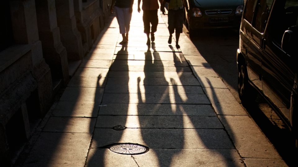 Gruppenvergewaltigung in Freiburg: Die Zahlen: Das Bundeskriminalamt führt seit Jahrzehnten eine eigene Statistik über "Vergewaltigung durch Gruppen". Pro Jahr gibt es etwa 400 bis 600 Verdachtsfälle, dazu werden auch "überfallartige" Angriffe gezählt. Die Gesamtzahlen sind seit dem Jahr 2010 rückläufig, vergangenes Jahr gab es 380 Verdachtsfälle. Einzige Ausnahme: 2016 kam es zu einem Anstieg auf 749 Fälle, bedingt vor allem durch die Übergriffe in der Silvesternacht. Während der Anteil der deutschen Tatverdächtigen sinkt, steigt der Anteil der – im BKA-Sprachgebrauch – "Nichtdeutschen" weiter an, in den vergangenen zwei Jahren auf mehr als die Hälfte. 2017 gab es 256 ausländische Tatverdächtige, davon 123 Flüchtlinge. Als Gruppe gelten im Strafrecht mindestens drei Personen. Die Zahlen: Das Bundeskriminalamt führt seit Jahrzehnten eine eigene Statistik über "Vergewaltigung durch Gruppen". Pro Jahr gibt es etwa 400 bis 600 Verdachtsfälle, dazu werden auch "überfallartige" Angriffe gezählt. Die Gesamtzahlen sind seit dem Jahr 2010 rückläufig, vergangenes Jahr gab es 380 Verdachtsfälle. Einzige Ausnahme: 2016 kam es zu einem Anstieg auf 749 Fälle, bedingt vor allem durch die Übergriffe in der Silvesternacht. Während der Anteil der deutschen Tatverdächtigen sinkt, steigt der Anteil der – im BKA-Sprachgebrauch – "Nichtdeutschen" weiter an, in den vergangenen zwei Jahren auf mehr als die Hälfte. 2017 gab es 256 ausländische Tatverdächtige, davon 123 Flüchtlinge. Als Gruppe gelten im Strafrecht mindestens drei Personen.