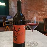 Was ist das für ein Wein? Ukuva, Pinotage, 13%  Wo kann man ihn kaufen? Denns Bioladen  Was kostet er? 4,99 Euro für die Liter-Flasche      Das sagt die Expertin: "Pinotage ist eine im Labor gemachte Rebsorte und wird viel in Südafrika angebaut. Die Farbe geht ins Ziegelsteinrot, der Wein riecht ordentlich und sauber. Er hat was von Johannisbeeraromen, etwas Geröstetes wie Pflaumen oder gekochte rote Früchte. Der Wein ist leicht und elegant, erinnert etwas an einen Pinot Noir. Geschmacklich ist er relativ frisch mit minzigen Aromen. Die Frucht wirkt wie ein Himbeerbonbon, aber er hat auch etwas von Sauerkirsche. Der Wein erinnert mich an Schokolade mit Obst, er ist nicht ganz trocken, sondern hat auch etwas Süße. Ich finde den Wein okay. Ich mag, dass er diese Leichtigkeit hat."