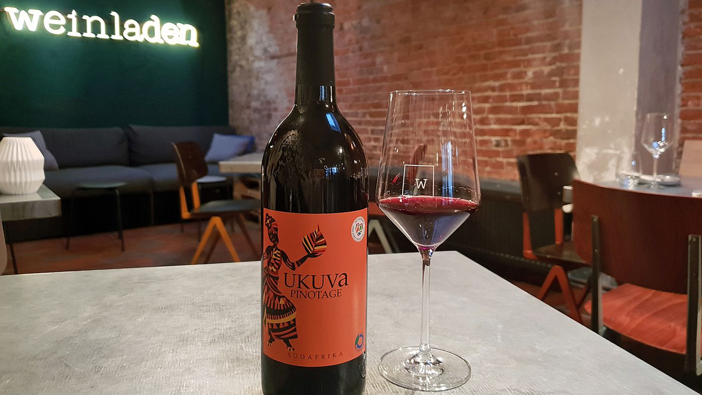 Was ist das für ein Wein? Ukuva, Pinotage, 13%  Wo kann man ihn kaufen? Denns Bioladen  Was kostet er? 4,99 Euro für die Liter-Flasche      Das sagt die Expertin: "Pinotage ist eine im Labor gemachte Rebsorte und wird viel in Südafrika angebaut. Die Farbe geht ins Ziegelsteinrot, der Wein riecht ordentlich und sauber. Er hat was von Johannisbeeraromen, etwas Geröstetes wie Pflaumen oder gekochte rote Früchte. Der Wein ist leicht und elegant, erinnert etwas an einen Pinot Noir. Geschmacklich ist er relativ frisch mit minzigen Aromen. Die Frucht wirkt wie ein Himbeerbonbon, aber er hat auch etwas von Sauerkirsche. Der Wein erinnert mich an Schokolade mit Obst, er ist nicht ganz trocken, sondern hat auch etwas Süße. Ich finde den Wein okay. Ich mag, dass er diese Leichtigkeit hat."