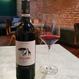 Was ist das für ein Wein? Ithemba, Shiraz, 14%  Wo kann man ihn kaufen? Rewe  Was kostet er? 5,99 Euro      Das sagt die Expertin: "Zumindest steht hier das Weingut und ein Ort darauf. Shiraz ist eine französische Rebsorte, die ihren Weg nach Übersee gefunden hat. Die Farbe ist sehr schön, man kann durchgucken, sie ist blutrot. In der Nase hat man was Würziges wie Rosmarin, Oregano, aber auch eine schöne Frucht. Der Wein riecht nach frischen Waldbeeren, er ist sehr natürlich und Shiraz klassisch. Ich hätte erwartet, dass er so riecht und das freut mich. Der Wein hat Säure, was gut ist, er wirkt nicht so schwer. Ich mag die Frische und er lag im Holz oder er wurde gechipt. Der Wein ist relativ rund und fein. Davon kann ich ein Glas trinken. Der Wein hält, was er verspricht."