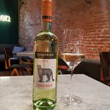 Was ist das für ein Wein? Chardonnay, 12,5%  Wo kann man ihn kaufen? Penny  Was kostet er? 2,49 Euro      Das sagt die Expertin: "Was ich schade finde, die Trauben können auch hier von überall herkommen. Es ist nicht einmal eine Kellerei oder ein Weingut genannt. Ich finde das herzlos. Chardonnay ist eine Rebsorte, die viele kennen, man kann ihn so ausbauen, dass er massentauglich ist. In der Nase hat er wenig Frucht und erinnert an reife Williams-Birne. Der Wein riecht wie ein frisches Handtuch. Der Chardonnay schmeckt aber als wäre Wasser mit Alkohol versetzt worden, er hat etwas Bitteres und schmeckt nach faulem Obst. Der Wein berührt nicht und hinterlässt ein bitteres Aroma."