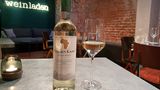 Was ist das für ein Wein? Golden Kaan, Sauvignon Blanc, 13%  Wo kann man ihn kaufen? Rewe  Was kostet er? 4,99 Euro      Das sagt die Expertin: "Leider steht keine Weinregion darauf. Außer Western Cape. Das bedeutet, die Trauben können von überall herkommen. Sauvignon Blanc ist eigentlich eine klassische französische Rebsorte. Sie hat sich aber auch in anderen Ländern gut etabliert. Der Wein riecht nach Sauvignon Blanc. Man hat das Grüne, Grasige, etwas Exotisches. Was mich stört, über der Frische liegt etwas Dumpfes. Er schmeckt ganz anders als er riecht. Der Wein ist extrem sauer wie Limettensaft. Mir fehlt die Balance und die Exotik. Das nervt mich. Ich könnte davon nicht mehrere Gläser trinken. Der Wein ist nichts für säureempfindliche Leute."
