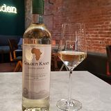 Was ist das für ein Wein? Golden Kaan, Sauvignon Blanc, 13%  Wo kann man ihn kaufen? Rewe  Was kostet er? 4,99 Euro      Das sagt die Expertin: "Leider steht keine Weinregion darauf. Außer Western Cape. Das bedeutet, die Trauben können von überall herkommen. Sauvignon Blanc ist eigentlich eine klassische französische Rebsorte. Sie hat sich aber auch in anderen Ländern gut etabliert. Der Wein riecht nach Sauvignon Blanc. Man hat das Grüne, Grasige, etwas Exotisches. Was mich stört, über der Frische liegt etwas Dumpfes. Er schmeckt ganz anders als er riecht. Der Wein ist extrem sauer wie Limettensaft. Mir fehlt die Balance und die Exotik. Das nervt mich. Ich könnte davon nicht mehrere Gläser trinken. Der Wein ist nichts für säureempfindliche Leute."