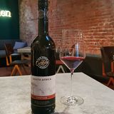 Was ist das für ein Wein? South Africa, Pinotage, 14,5%  Wo kann man ihn kaufen? Edeka  Was kostet er? 2,99 Euro      Das sagt die Expertin: "Farblich geht der Pinotage ins Lila. Er riecht aber muffig nach überkochter Roter Grütze. Der Geruch macht mich nicht an. Der Wein hat aber richtig harte Tannine. Mein Mund und meine Zähne sind sofort belegt. Wenn man das überwunden hat, kommt der Alkohol richtig gut. Er schmeckt eher als hätte 15% Alkohol wie eine Spirituose. Die Frucht bleibt komplett weg. Ich merke nur Tannine, Gerbstoffe und dann dieses Alkoholische. Das ist ein Wein für einen starken Raucher, der schon lange nichts mehr schmeckt. Für einen feinen Gaumen ist es Gift. Dann trinke ich lieber einen Tee, der ist wenigstens gesünder."      Schulnote: 6