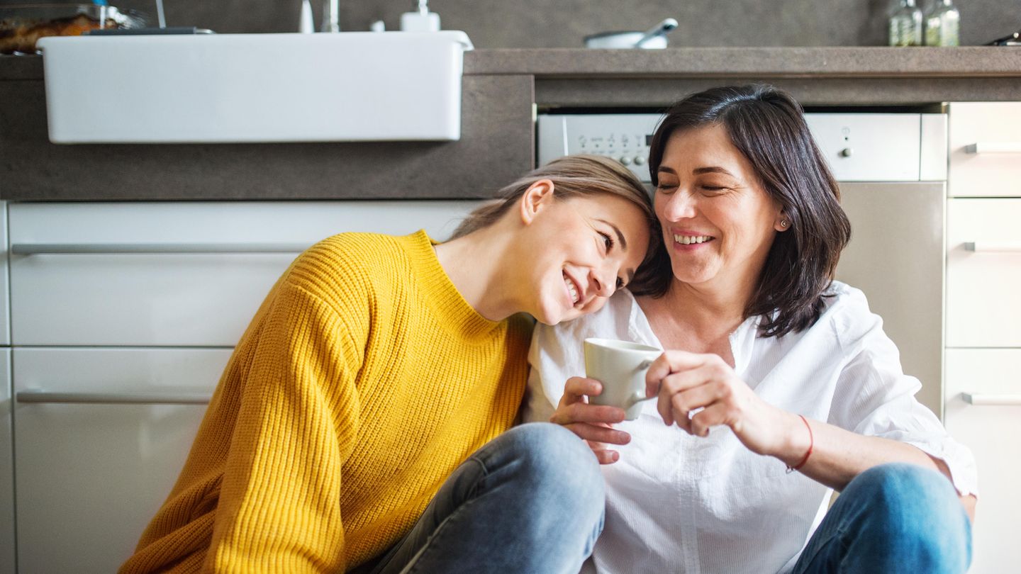 Mutter und Tochter lachen