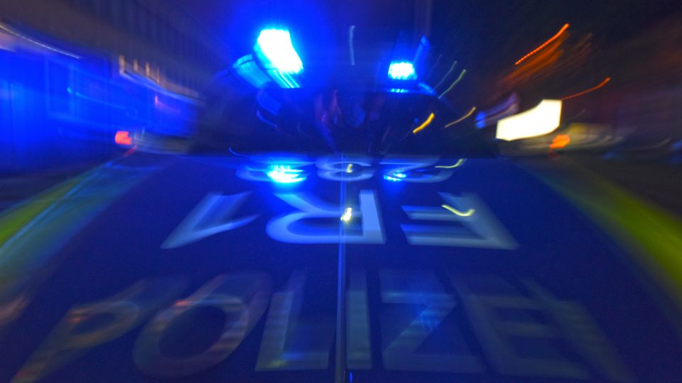Nachrichten aus Deutschland: Dortmund - Messerangriff auf Polizisten: Beamter schießt 19-Jährigen ins Bein