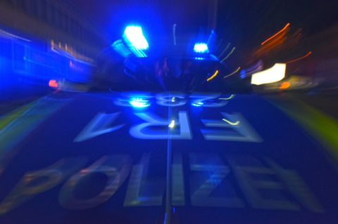 Nachrichten aus Deutschland: Dortmund - Messerangriff auf Polizisten: Beamter schießt 19-Jährigen ins Bein