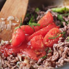 Bolognese mit Fleisch in der Pfanne