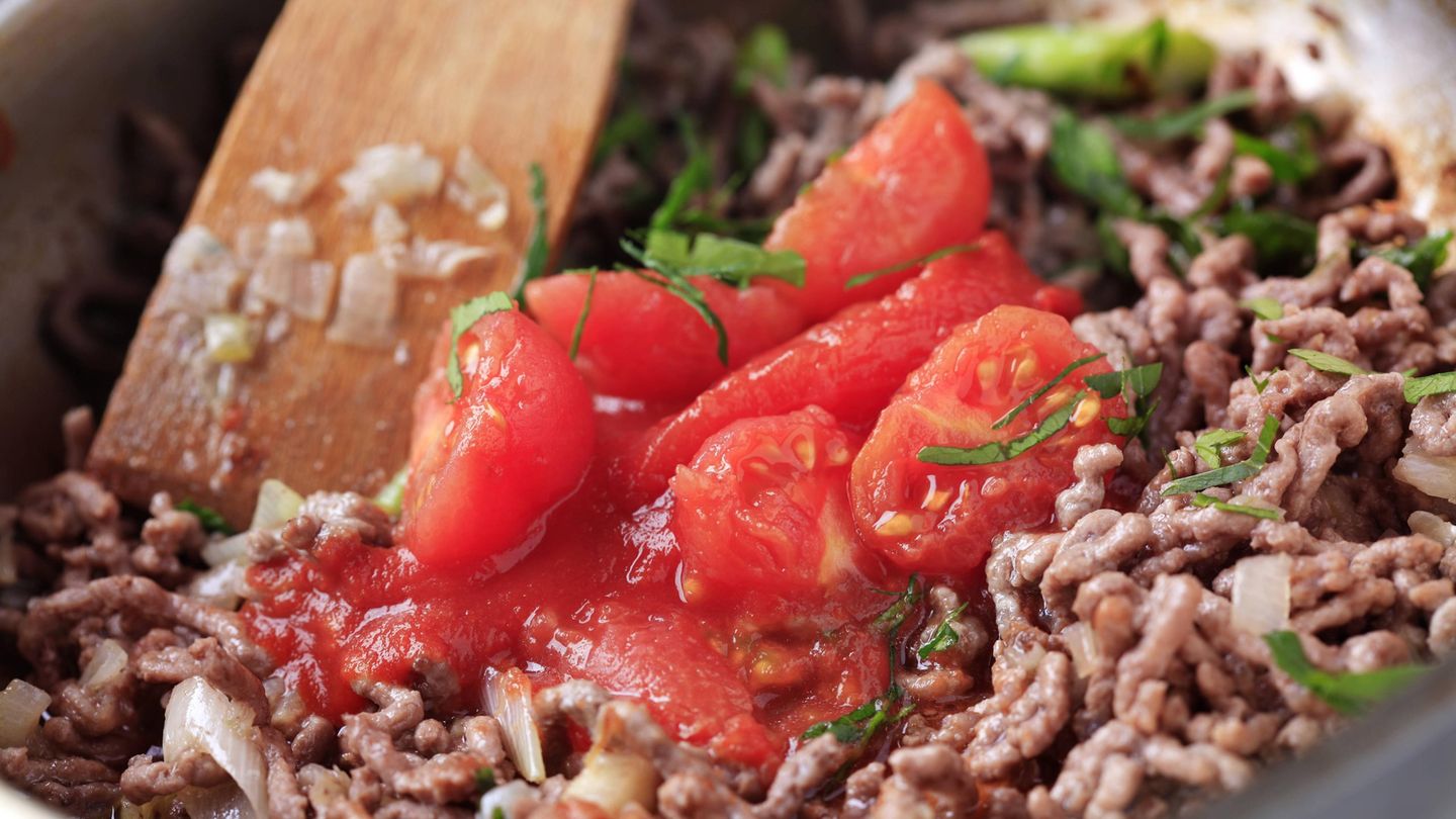 Bolognese mit Fleisch in der Pfanne