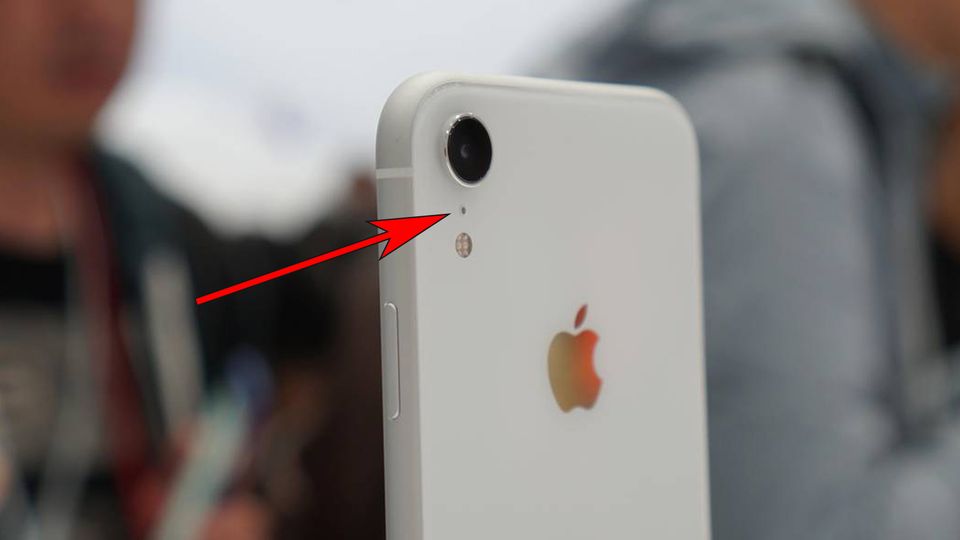 Erklärt: Das steckt hinter den mysteriösen iPhone-Löchern Erklärt: Das steckt hinter den mysteriösen iPhone-Löchern