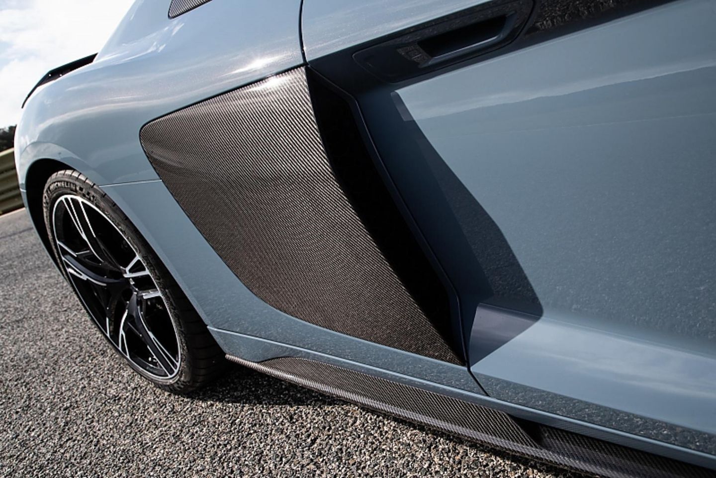 Die seitlichen Lufteinlässe versorgen den Mittelmotor des Audi R8 mit Sauerstoff