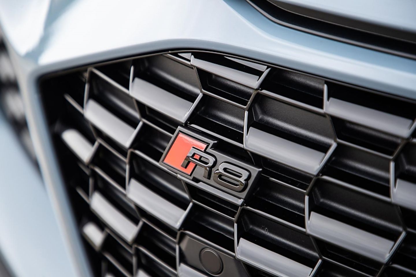 Das Wabenmuster im Kühlergrill des Audi R8 2018