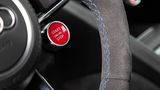 Mit dem roten Knopf wird der Audi R8 gestartet