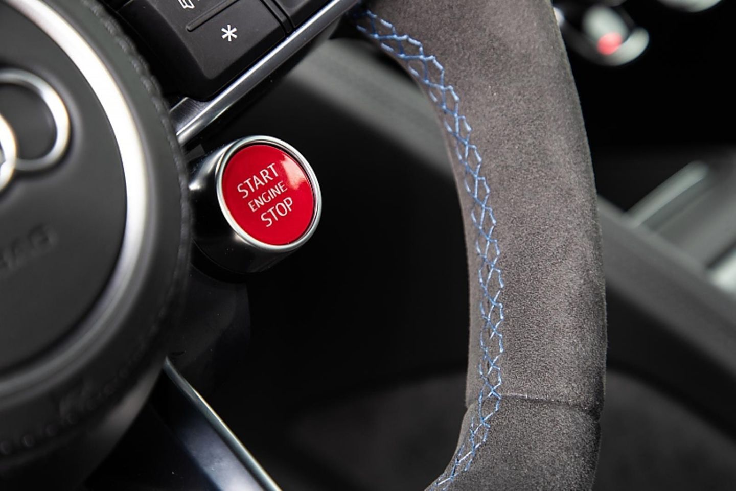 Mit dem roten Knopf wird der Audi R8 gestartet