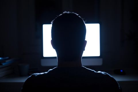 Anonymer Mann vor leuchtendem Bildschirm