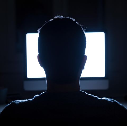 Anonymer Mann vor leuchtendem Bildschirm