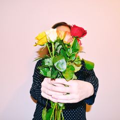 Frau hält Blumenstrauß