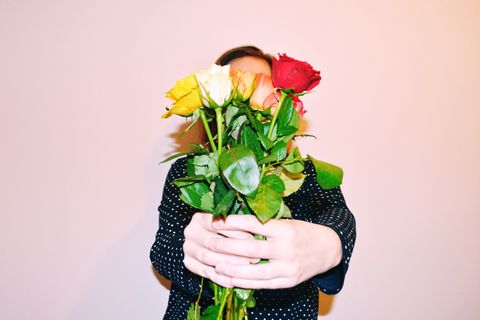 Frau hält Blumenstrauß