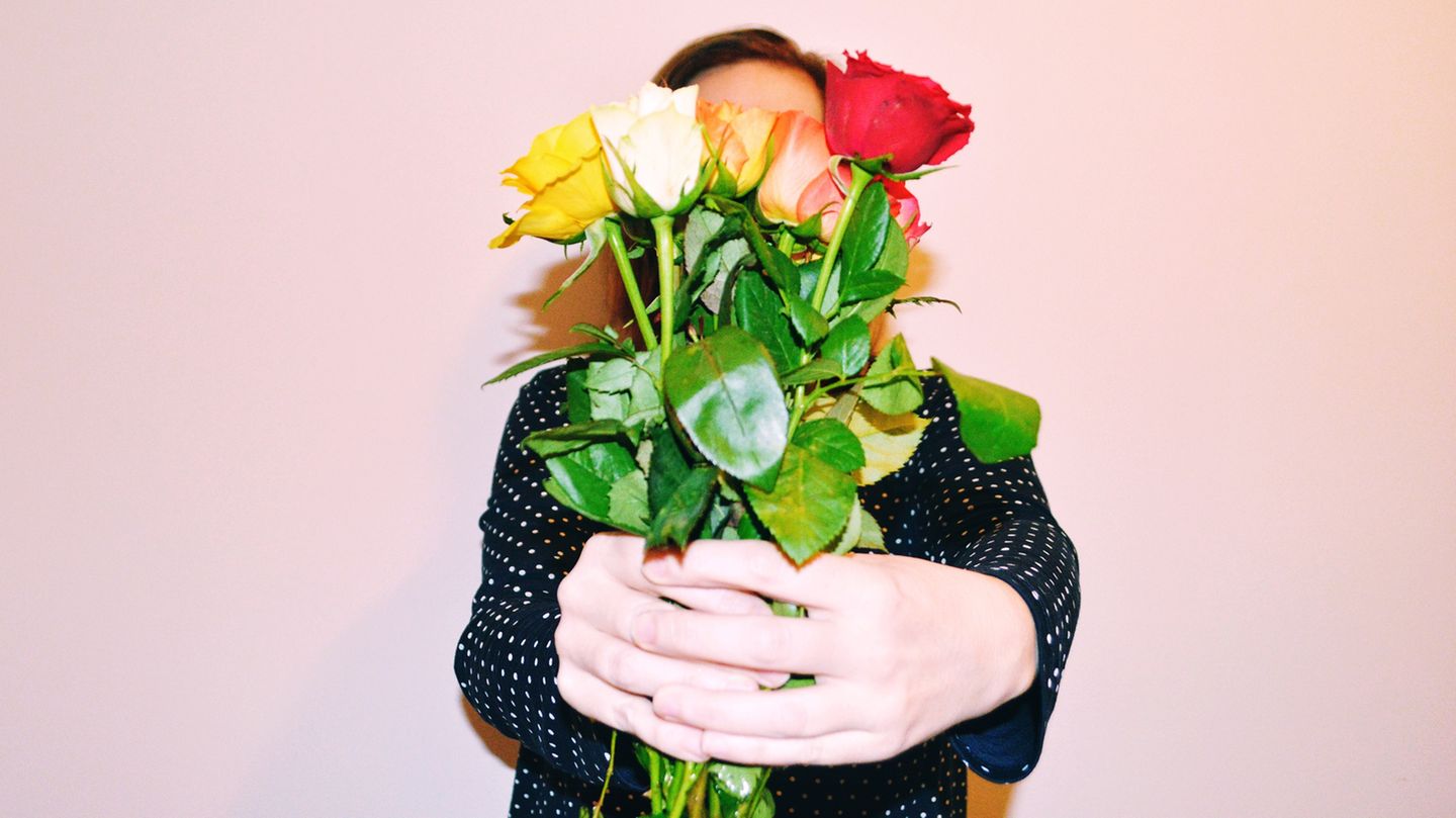 Frau hält Blumenstrauß