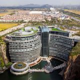 In diesem Haus geht es vor allem abwärts: Von 18 Stockwerken befinden sich nur zwei Etagen oberhalb der Erdoberfläche.