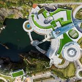 Blick von oben auf die Hotelanlage im verlassenen Steinbruch: "Das Hotel soll eine neue Verbindung zwischen Stadt und Natur" darstellen, heißt es in einer Presseerklärung.