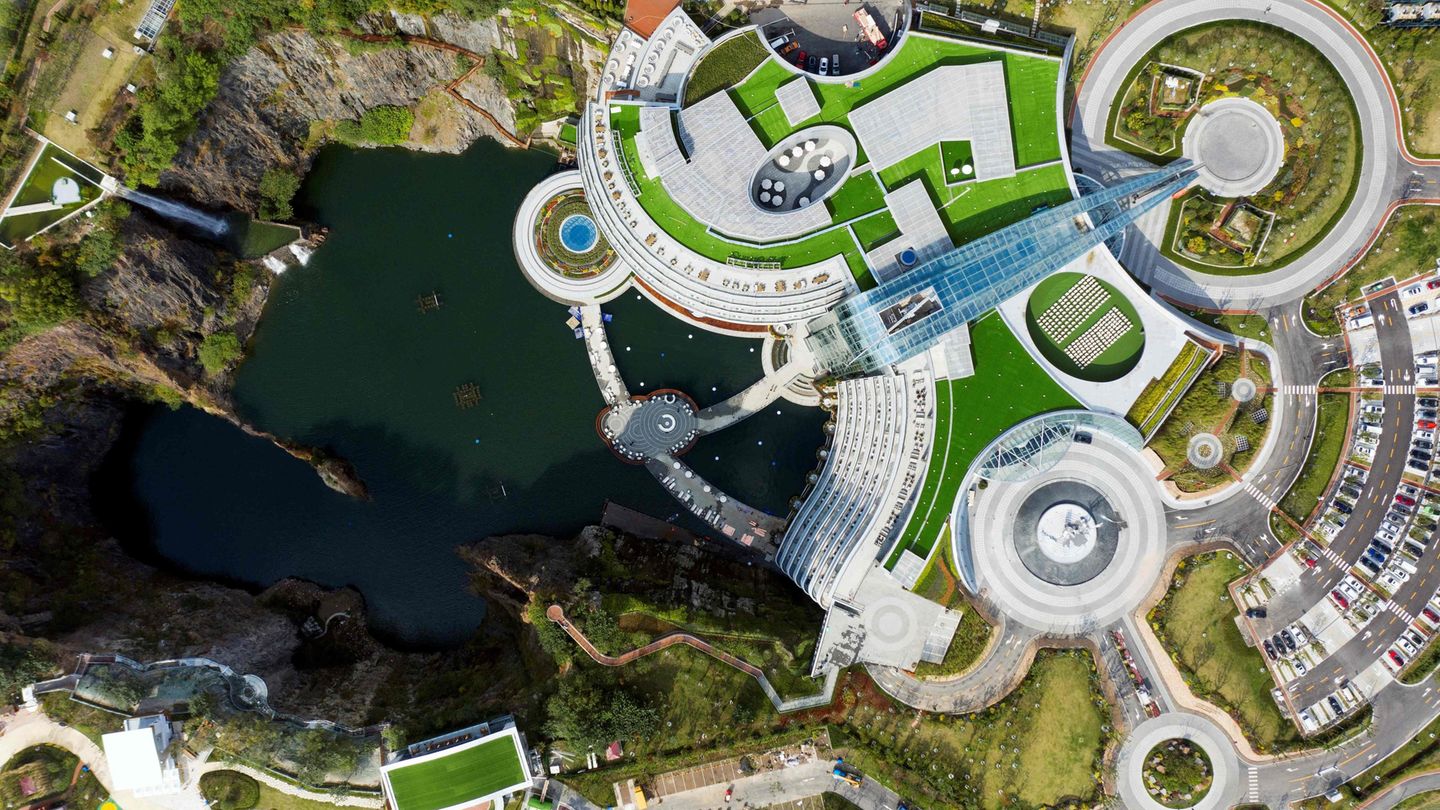 Blick von oben auf die Hotelanlage im verlassenen Steinbruch: "Das Hotel soll eine neue Verbindung zwischen Stadt und Natur" darstellen, heißt es in einer Presseerklärung.