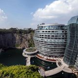 Weitere 16 Stockwerke liegen unterhalb der Erdoberfläche, zwei davon sogar unterhalb der Wasseroberfläche..