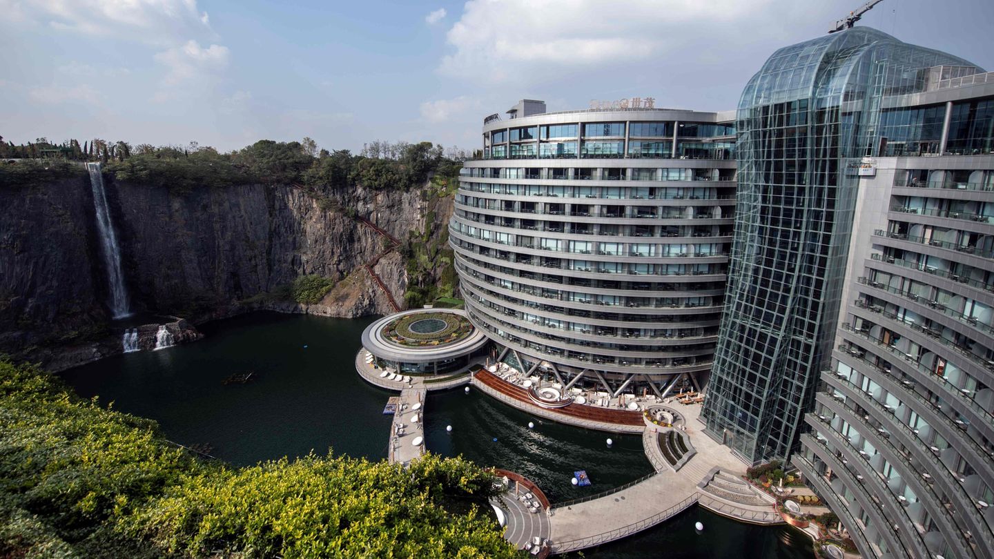 Weitere 16 Stockwerke liegen unterhalb der Erdoberfläche, zwei davon sogar unterhalb der Wasseroberfläche..