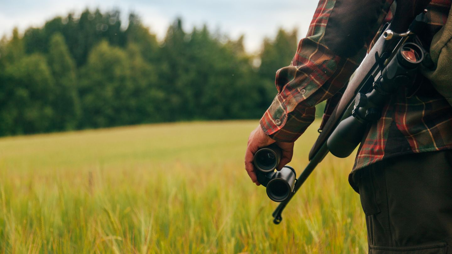 Ein Jäger auf einem Feld