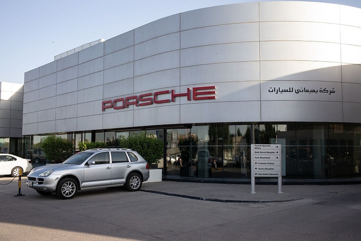 Die Architektur des Porsche-Händlers in Kuwait gleicht der, der anderen Porsche-Händler