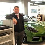 Porsche Sales Manager Callum Bottomley kennt alle Kniffe beim Verkauf in Kuwait