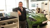 Porsche Sales Manager Callum Bottomley kennt alle Kniffe beim Verkauf in Kuwait